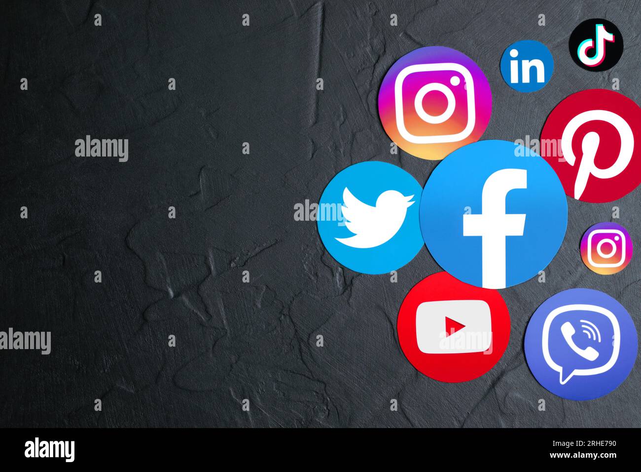 Kiew, Ukraine - 15. August 2022: Beliebte Social-Media-Apps mit runden Symbolen auf schwarzem Betonhintergrund Stockfoto