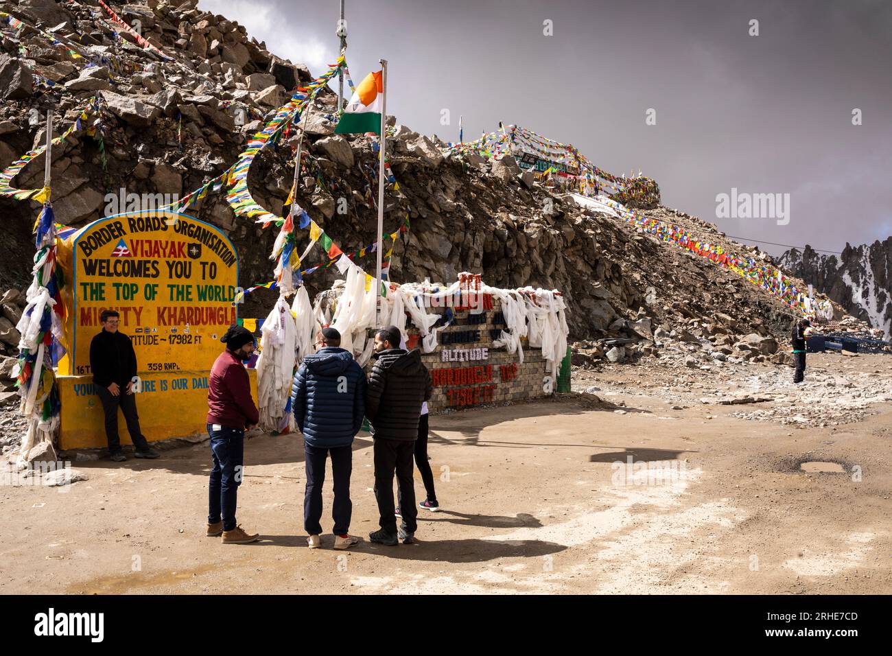 Indien, Ladakh, Khardung, La, Besucher auf 5620m km fahren auf der höchsten Autobahn der Welt Stockfoto