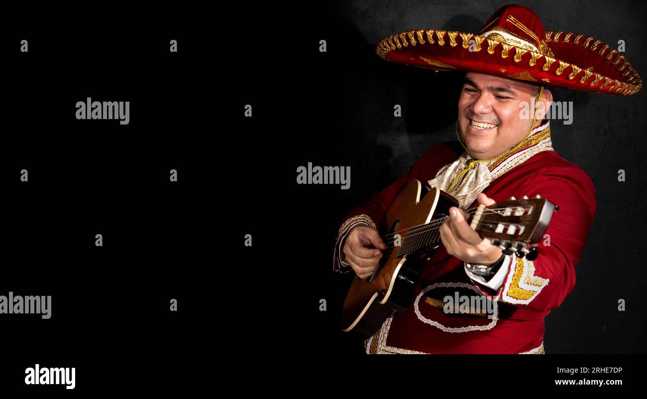 Mexikanischer Mariachi-Musiker mit schwarzem Hintergrund. Stockfoto