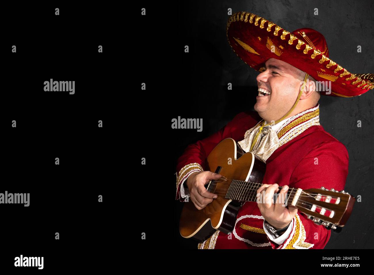 Mexikanischer Mariachi-Musiker mit schwarzem Hintergrund. Stockfoto