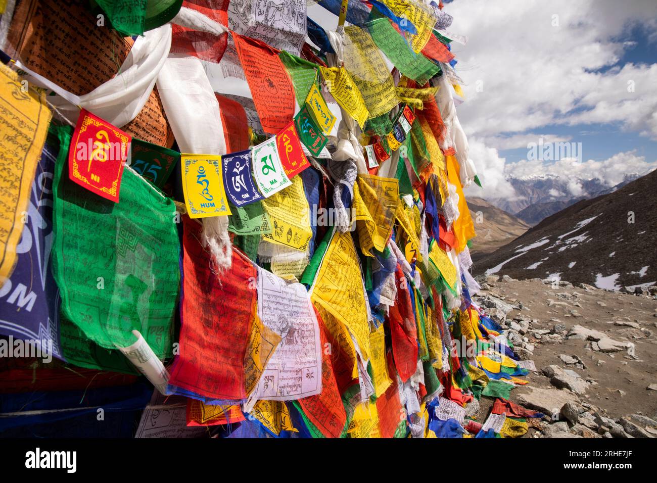 Indien, Ladakh, Khardung La, buddhistische Gebetsflaggen auf 5620m m Höhe auf der weltweit höchsten Autobahn Stockfoto