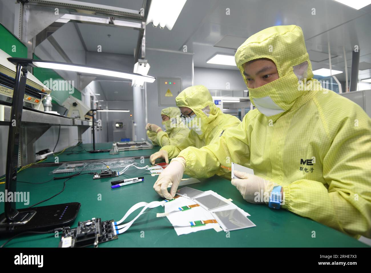 GUIYANG, CHINA - 16. AUGUST 2023 - Inspektoren führen eine elektrische Stichprobenprüfung in Guiyang, Provinz Guizhou, China, 16. August 2023 durch. Stockfoto