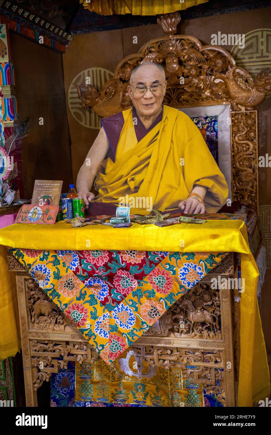 Indien, Ladakh, Leh Valley, Thiksey Gompa, Lhakang, lebensgroße Aussparung von HH Dalai Lama im Abbotsstuhl Stockfoto