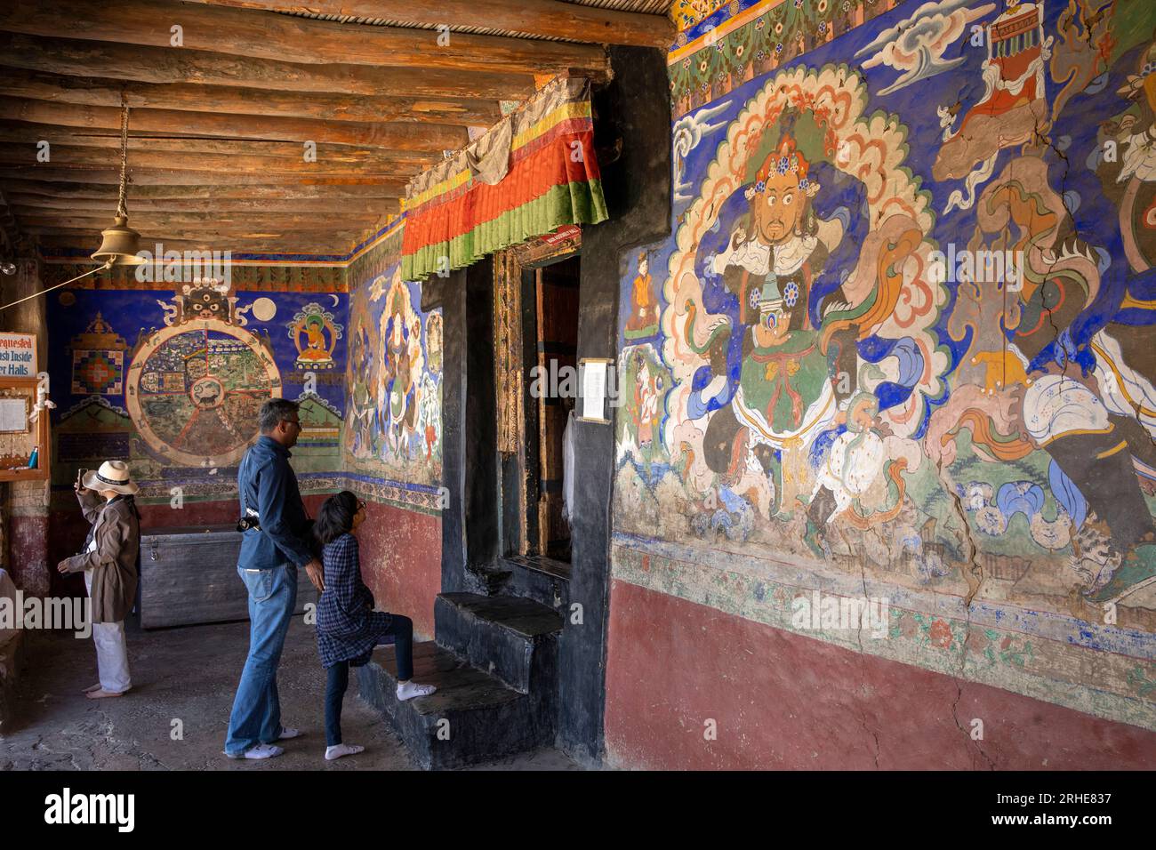 Indien, Ladakh, Leh Valley, Thiksey Gompa, Besucher am bemalten Eingang der Gebetshalle, Stockfoto
