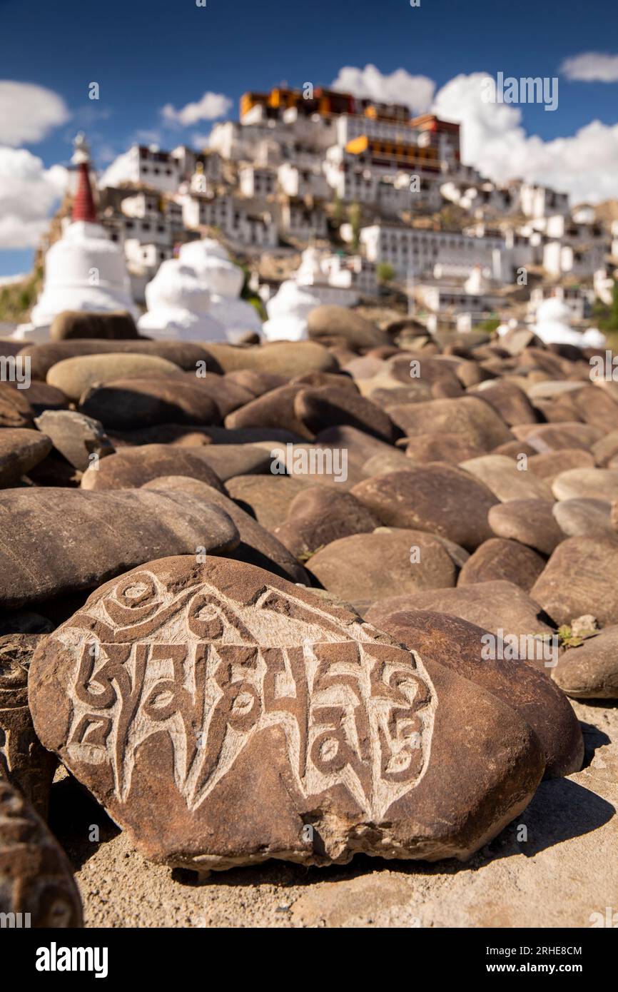 N11536 Indien, Ladakh, Leh Valley, Thiksey, Monastery Mani Wall, Stein mit Mantra Stockfoto