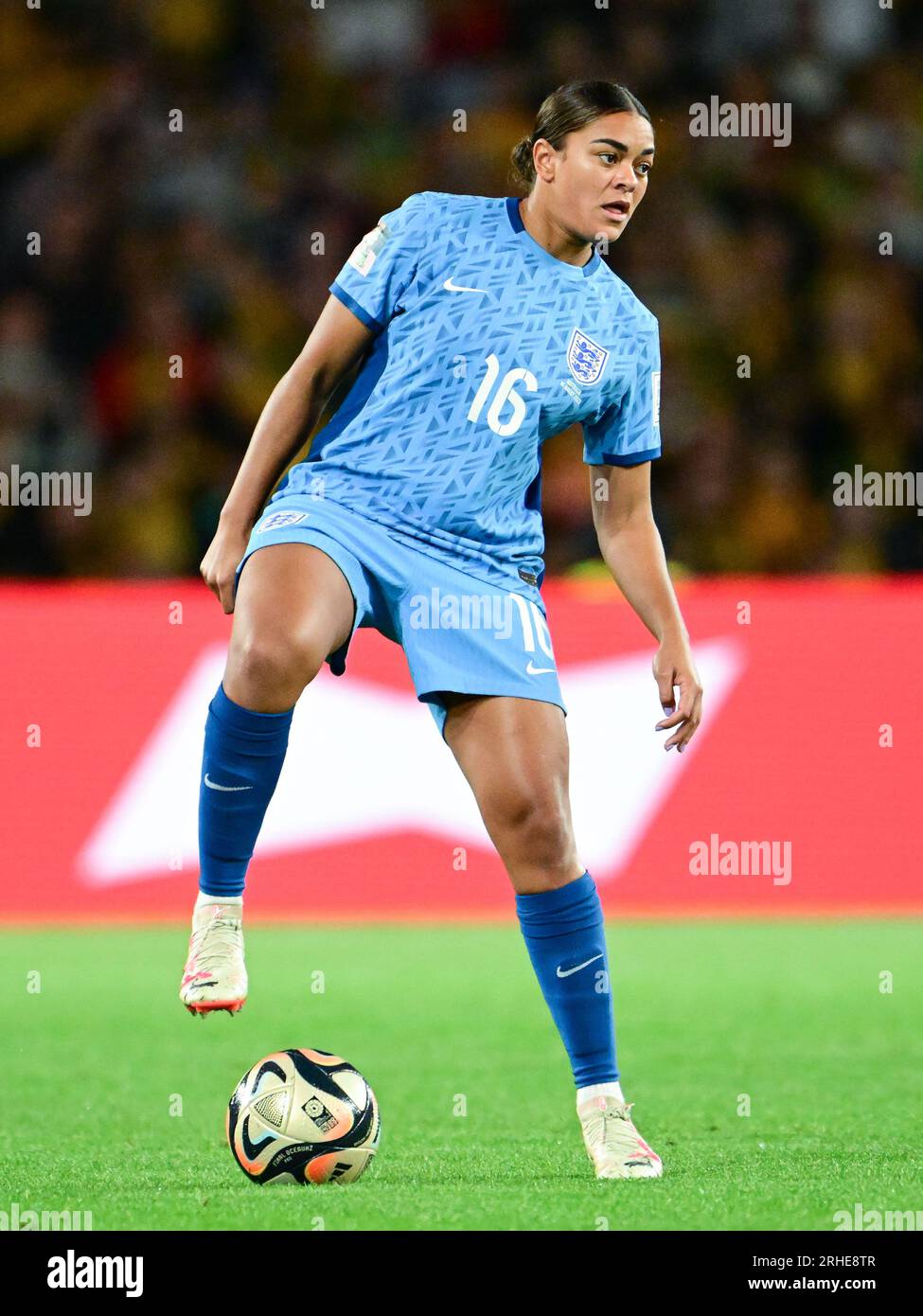 Sydney, New South Wales, Australien. 16. Aug. 2023. JESSICA LEIGH CARTER von der englischen Fußballnationalmannschaft für Frauen dribbelt den Ball während des FIFA Women's World Cup 2023-Spiels zwischen Australien und England im Stadium Australia in Sydney, Australien. (Kreditbild: © Luis Veniegra/ZUMA Press Wire) NUR REDAKTIONELLE VERWENDUNG! Nicht für den kommerziellen GEBRAUCH! Stockfoto