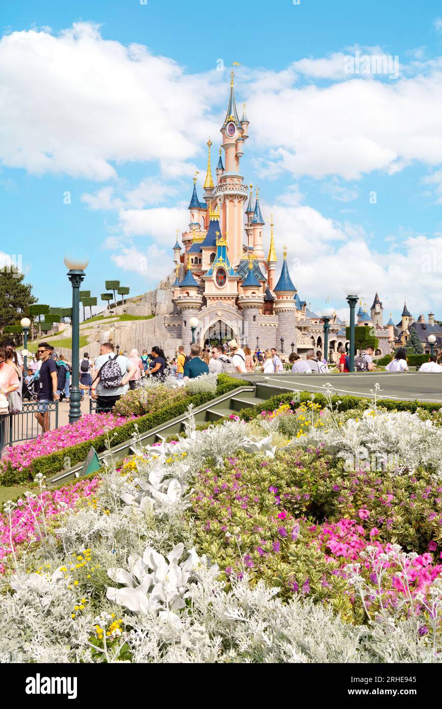 Farbenfrohe Blumen vor dem Disneyland Paris Castle, Disneyland Paris, Frankreich Europa an einem sonnigen Tag in der Sommersonne. Stockfoto