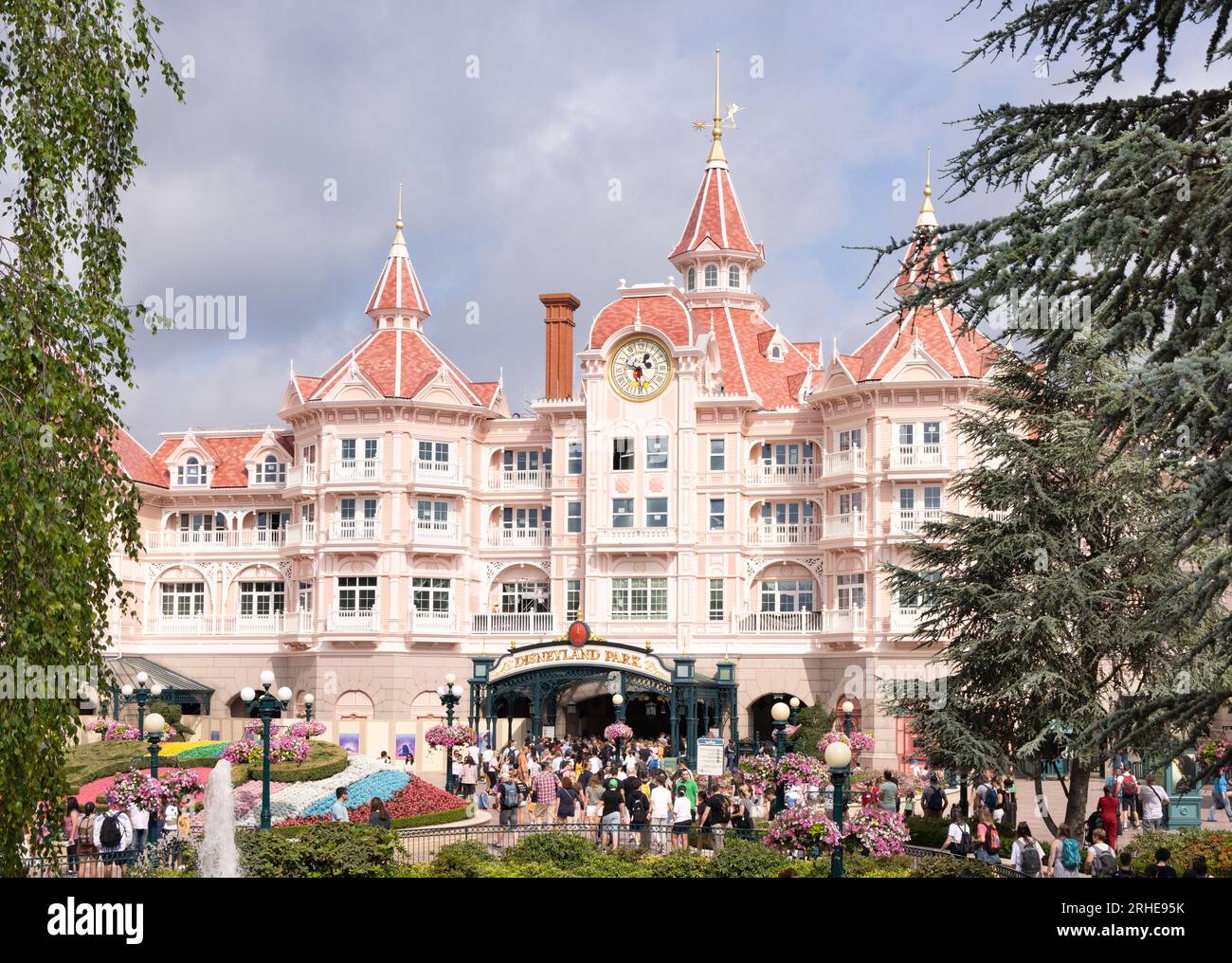 Das Disneyland Hotel, das den Eingang zum Disneyland Paris für die Besucher enthält; Disney, Paris France Europe Stockfoto