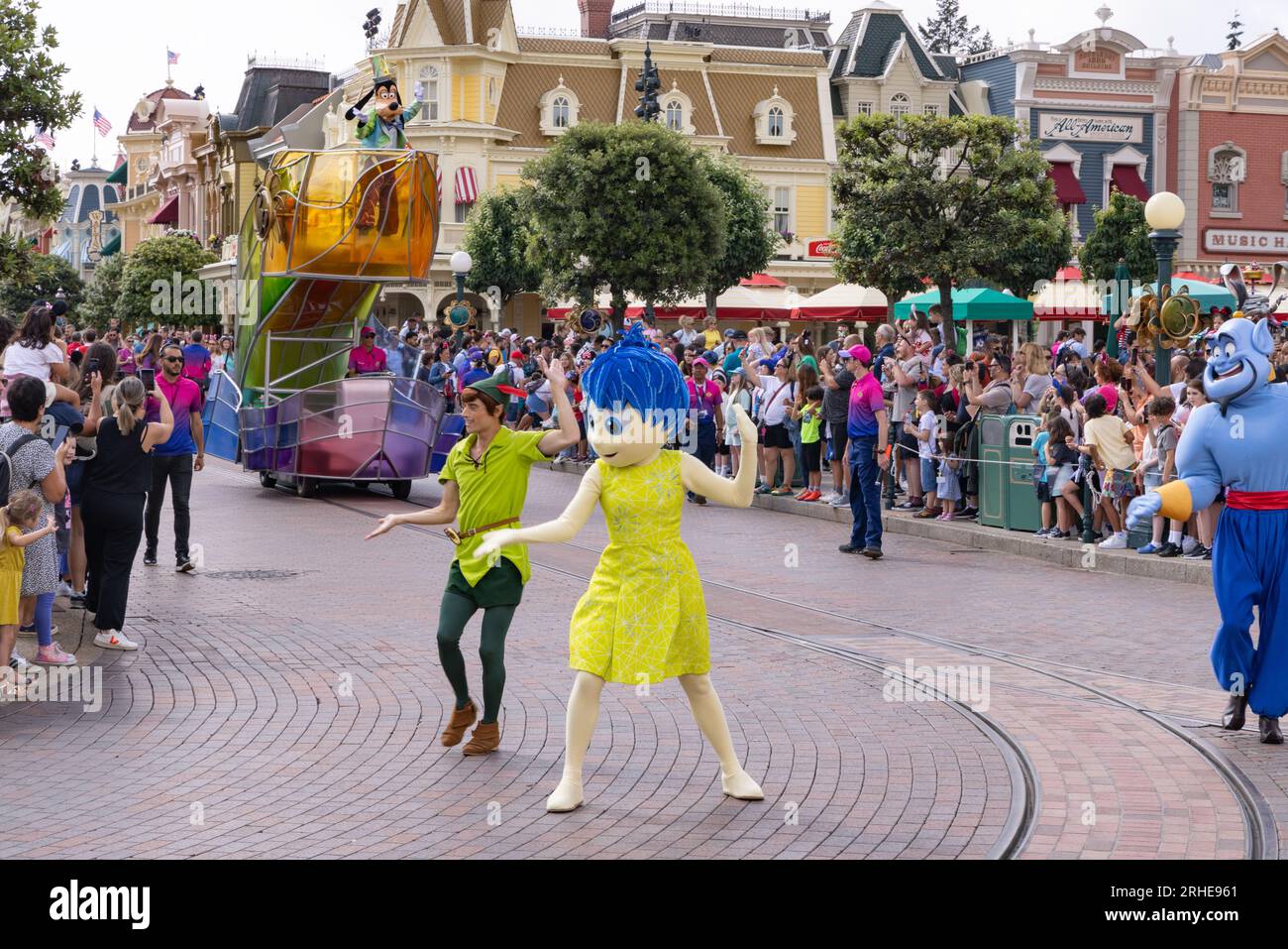 Disneyland Paris - die Disney Parade mit den disney-Figuren Peter Pan, Joy und The Genie tanzen vor den Besuchern; Disneyland Paris, Frankreich Stockfoto