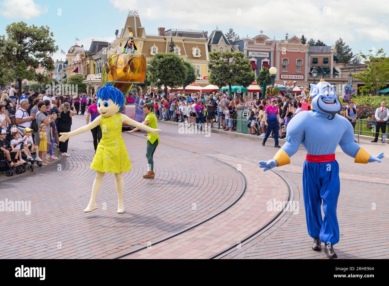 Disneyland Paris - die Disney Parade mit den disney-Figuren Peter Pan, Joy und The Genie tanzen vor den Besuchern; Disneyland Paris, Frankreich Stockfoto