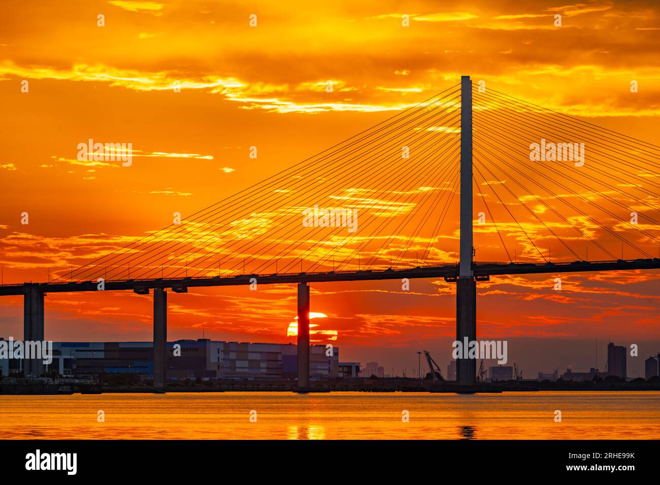 Die Queen Elizabeth II Bridge, bekannt als Dartford Bridge über die themse bei Sonnenuntergang Stockfoto