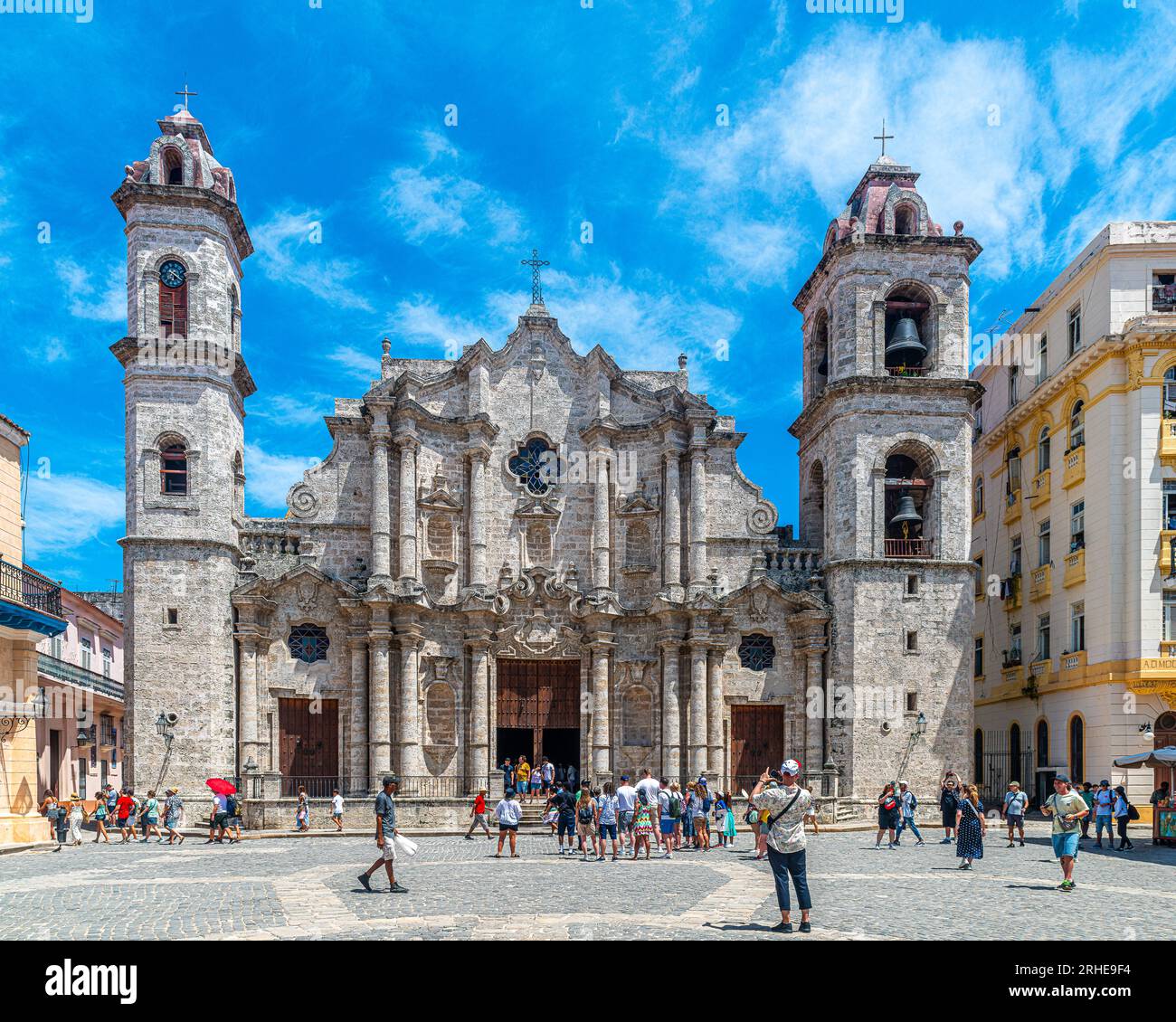 Kuba, Havanna.La Habana Plaza de la Cathedral, Havana Vieja.Havanna Sehenswürdigkeiten voller Touristen. Stockfoto