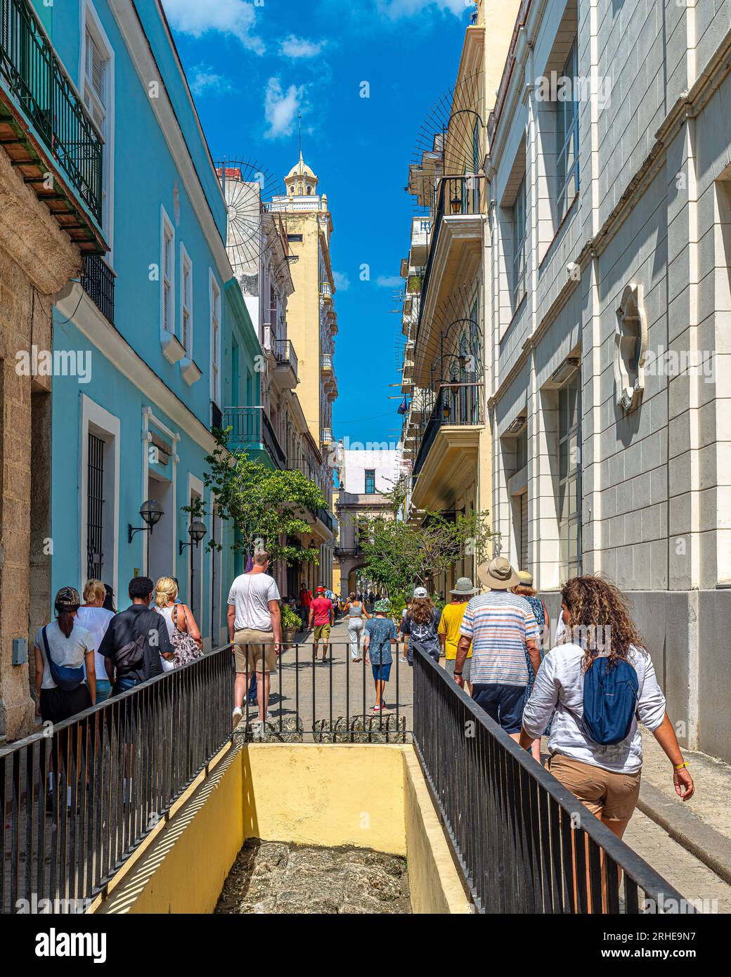Kuba Havanna. Touristen in den Straßen der Altstadt von Havanna. Restaurants, Cafés... Auf diesen Plätzen florieren Handel, Straßenmusiker und Touristen. Stockfoto