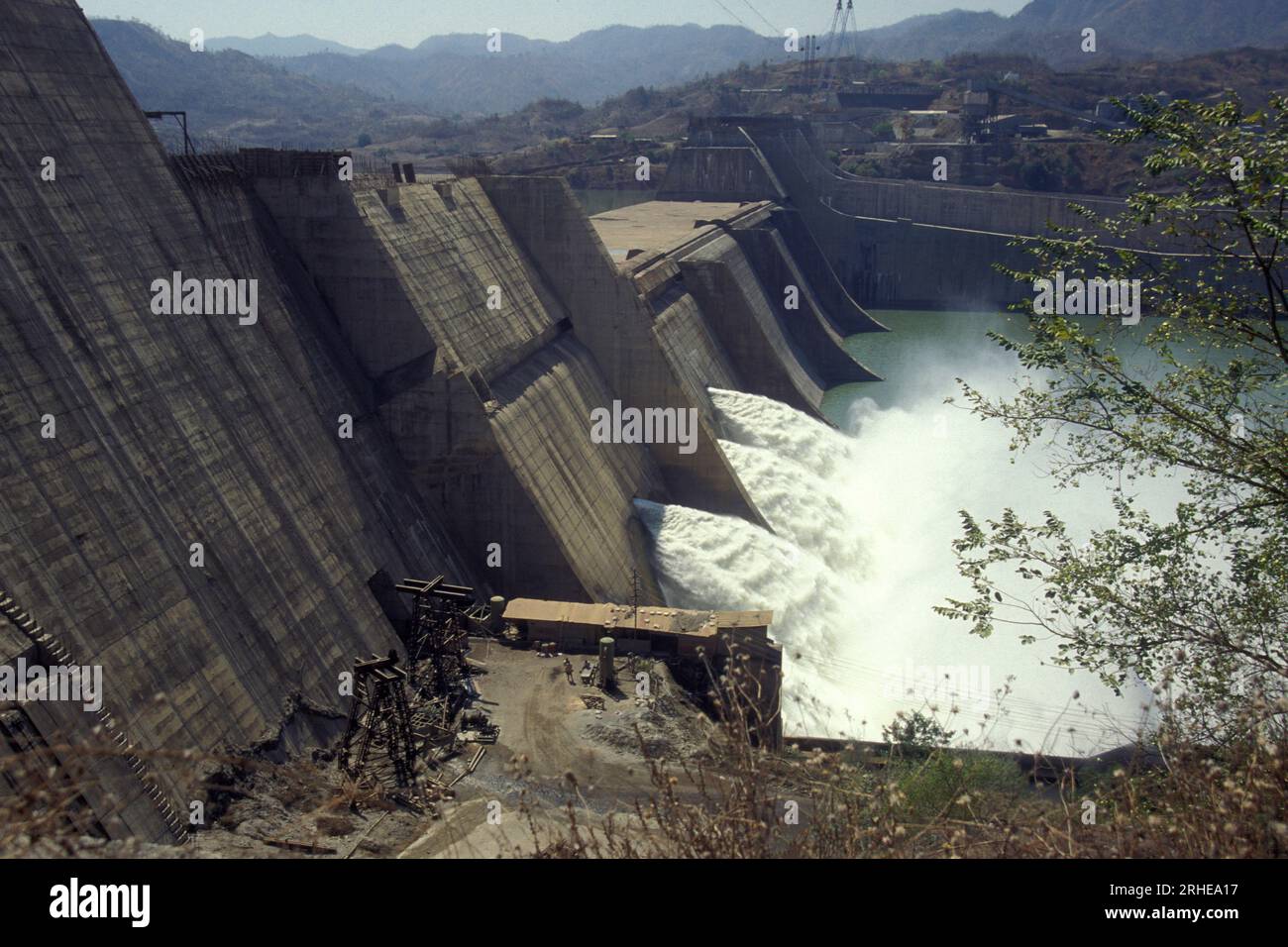 Die Baustelle des Sardar-Sarovar-Staudamms am Narmada-Fluss in der Nähe der Stadt Kavadiya in der Provinz Gujarat in Indien. Indien, Gujarat, Indien Stockfoto