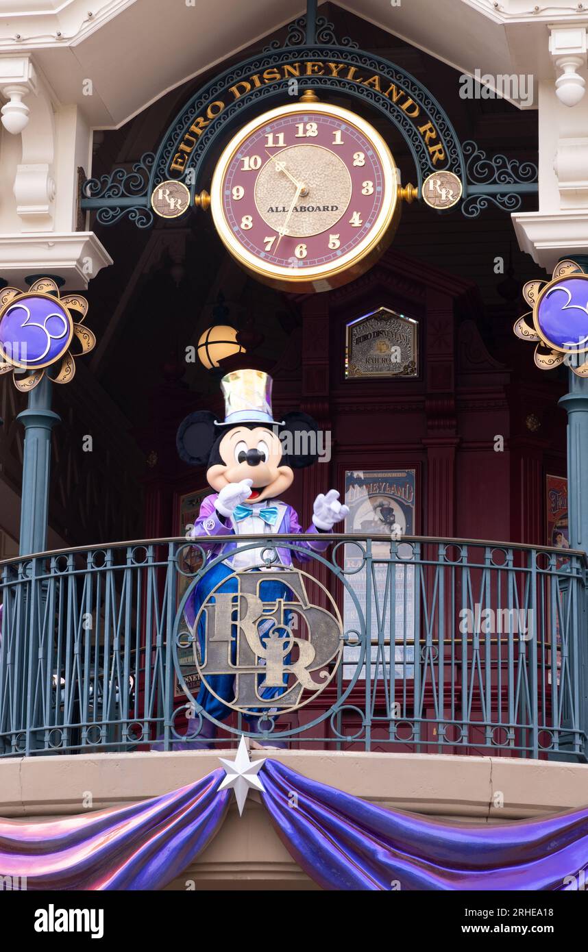 Mickey Mouse am Eingang zum Disneyland Paris begrüßt Besucher unter der Disneyland Uhr; Disneyland Paris, Frankreich Europa Stockfoto