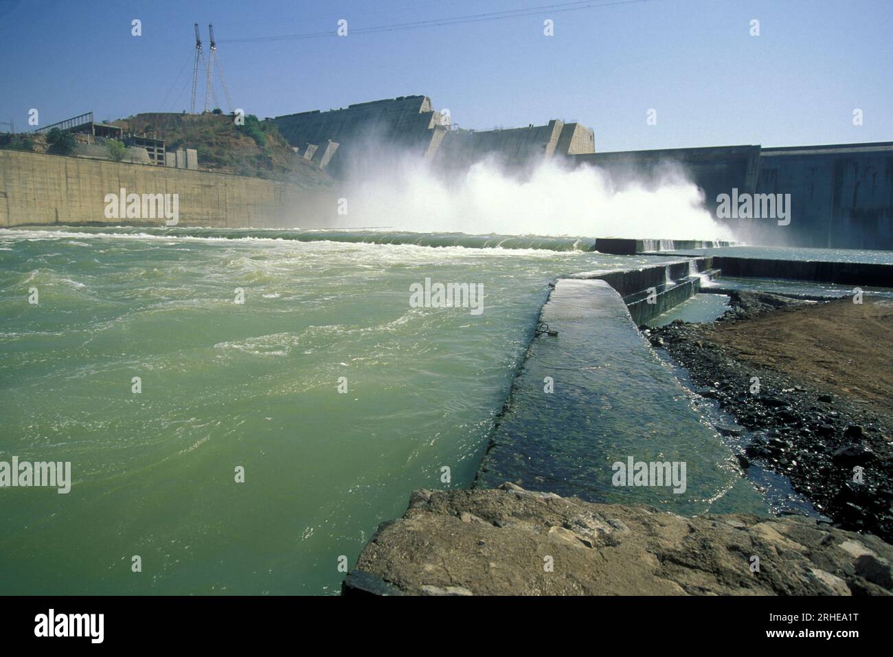 Die Baustelle des Sardar-Sarovar-Staudamms am Narmada-Fluss in der Nähe der Stadt Kavadiya in der Provinz Gujarat in Indien. Indien, Gujarat, Indien Stockfoto