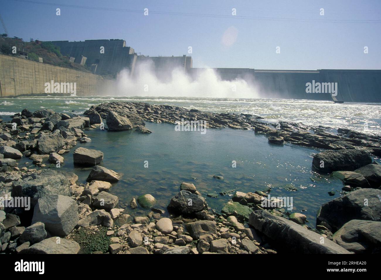 Die Baustelle des Sardar-Sarovar-Staudamms am Narmada-Fluss in der Nähe der Stadt Kavadiya in der Provinz Gujarat in Indien. Indien, Gujarat, Indien Stockfoto