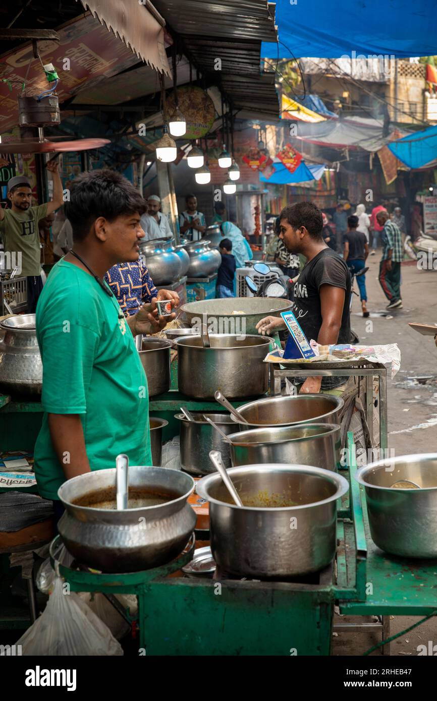 Indien, Delhi, Nizamuddin West, Dargah Nizamuddin Aulia, offenes Restaurant auf der Straße zum Schrein Stockfoto