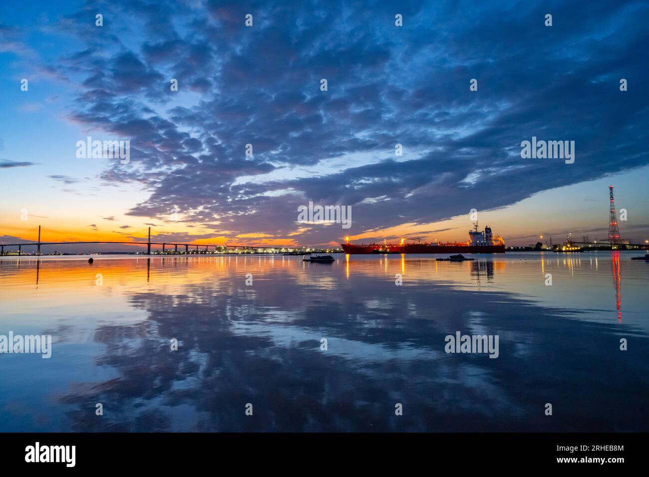 Das Schiff nähert sich der Queen Elizabeth II-Brücke, bekannt als dartford-Brücke über die themse bei Sonnenuntergang Stockfoto