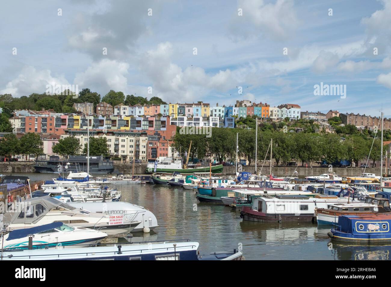 Sommertag am Bristol Harbourside. VEW bunter Häuser im clifton Wood Stockfoto