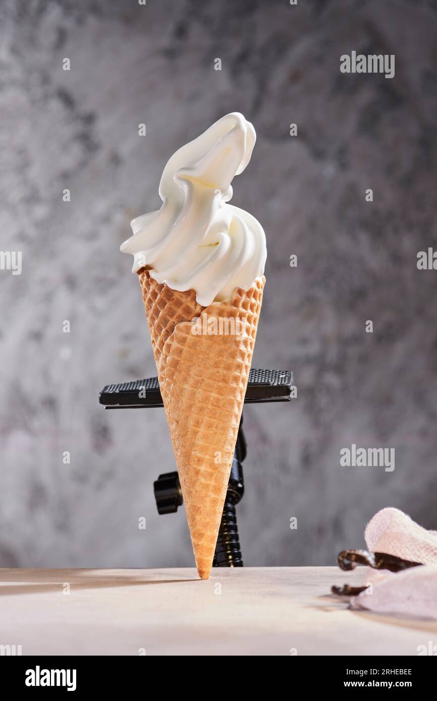 Wunderschönes Bild von einem Vanilleeis, das langsam schmilzt Stockfoto