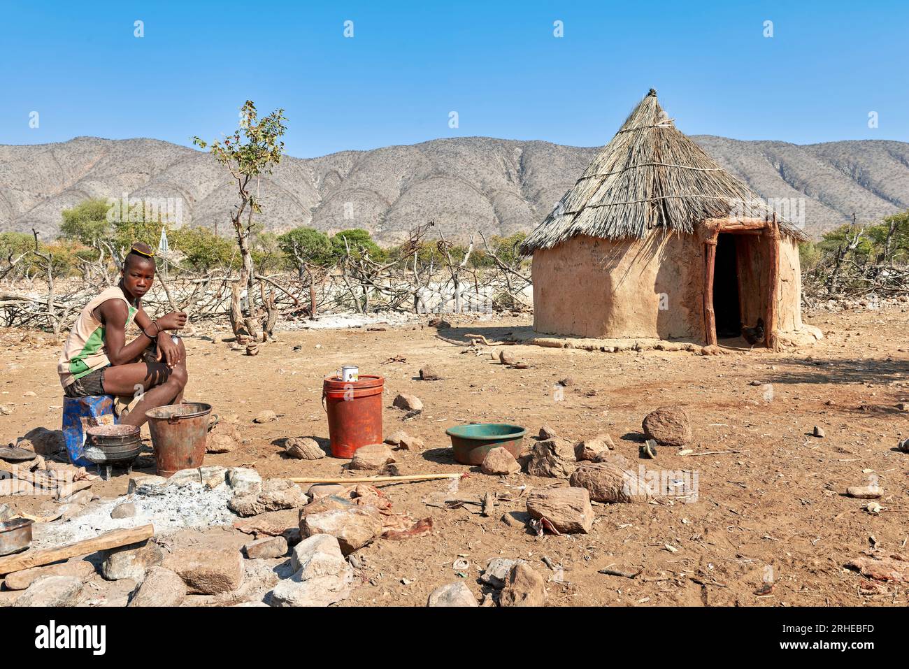 Namibia. Das Leben in einem Himba-Dorf. Region Kunene Stockfoto