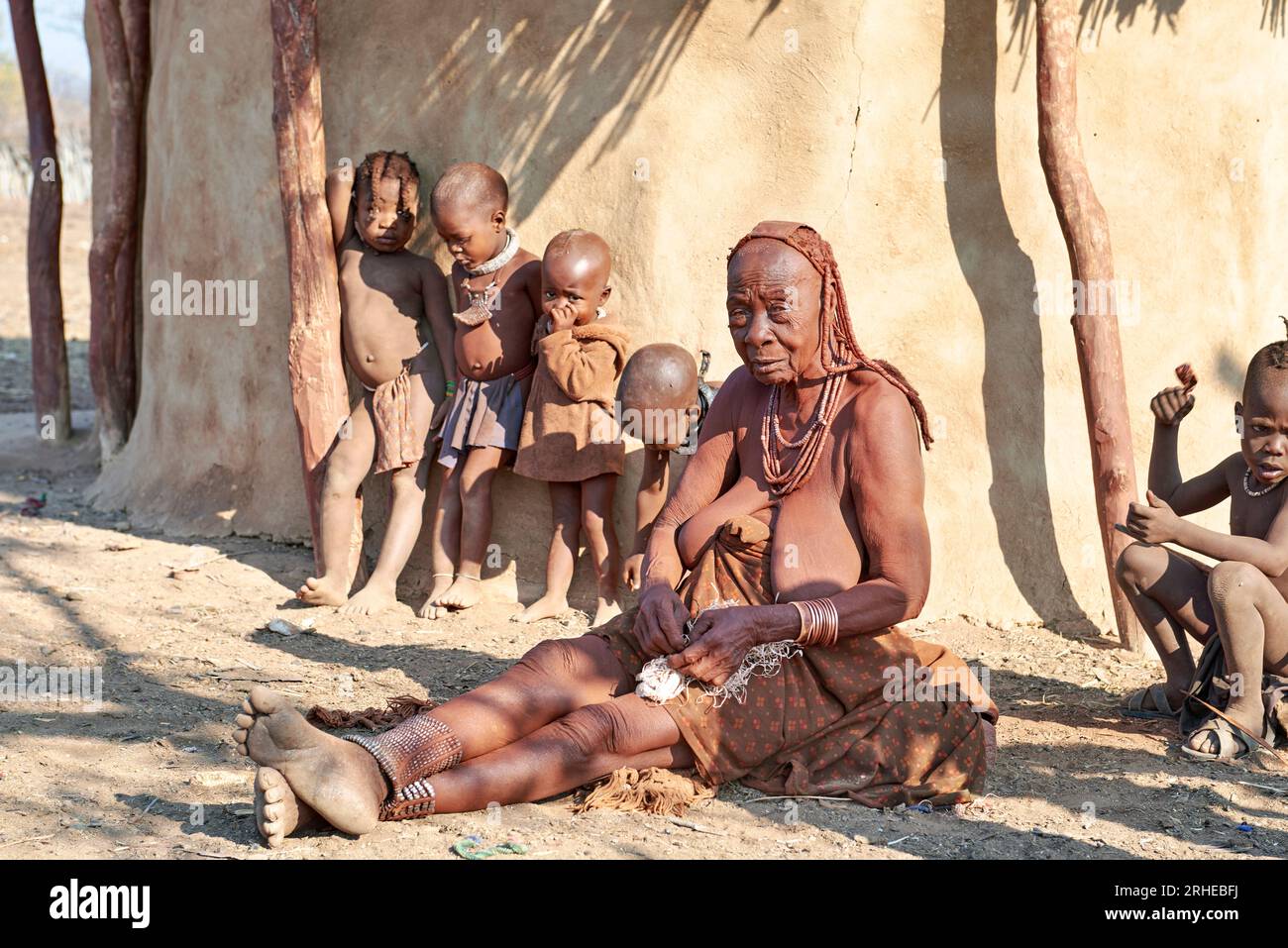 Namibia. Das Leben in einem Himba-Dorf. Region Kunene Stockfoto