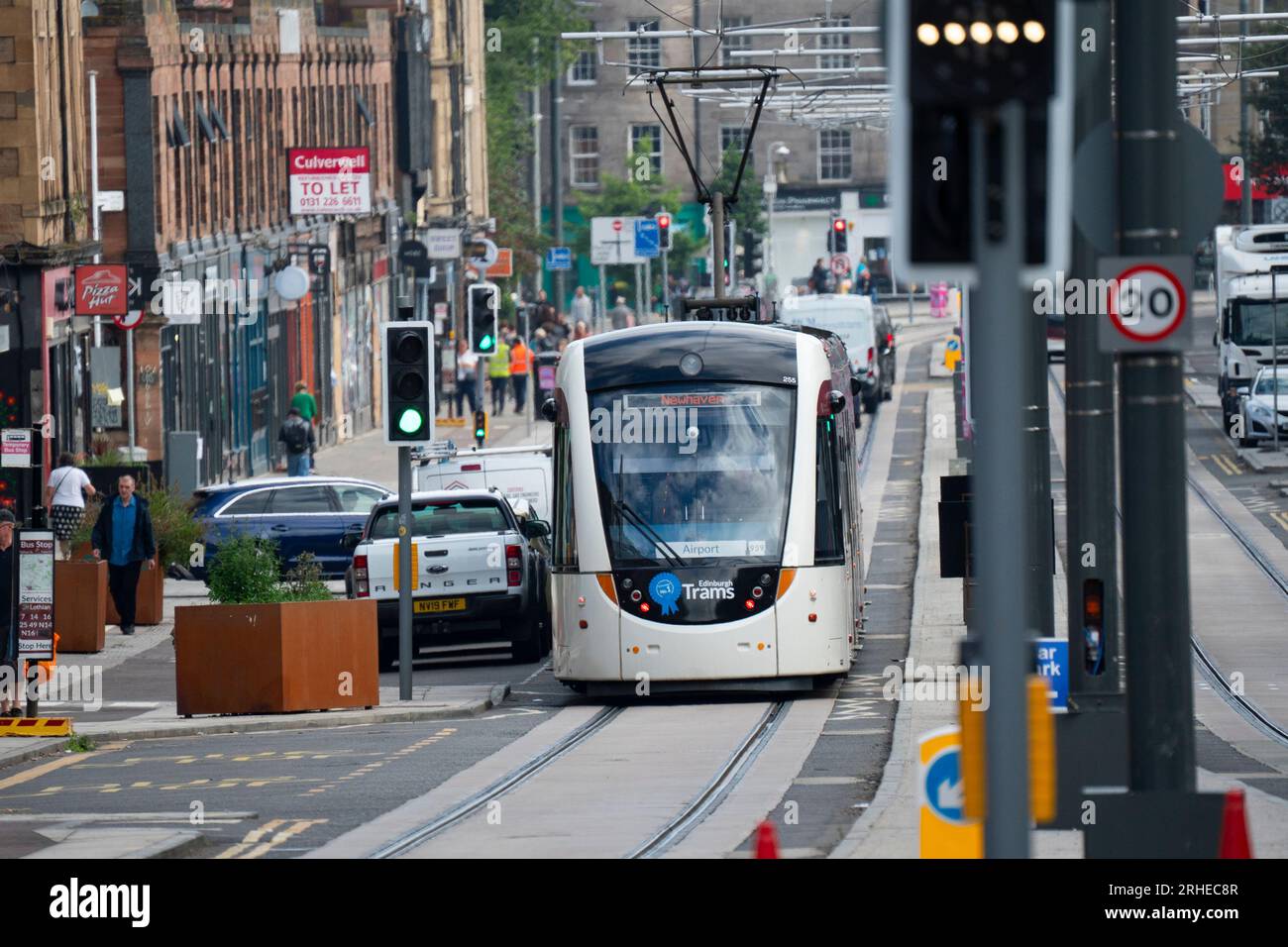 Straßenbahn von Edinburgh auf dem Leith Walk in Leith, Edinburgh, Schottland, Großbritannien Stockfoto