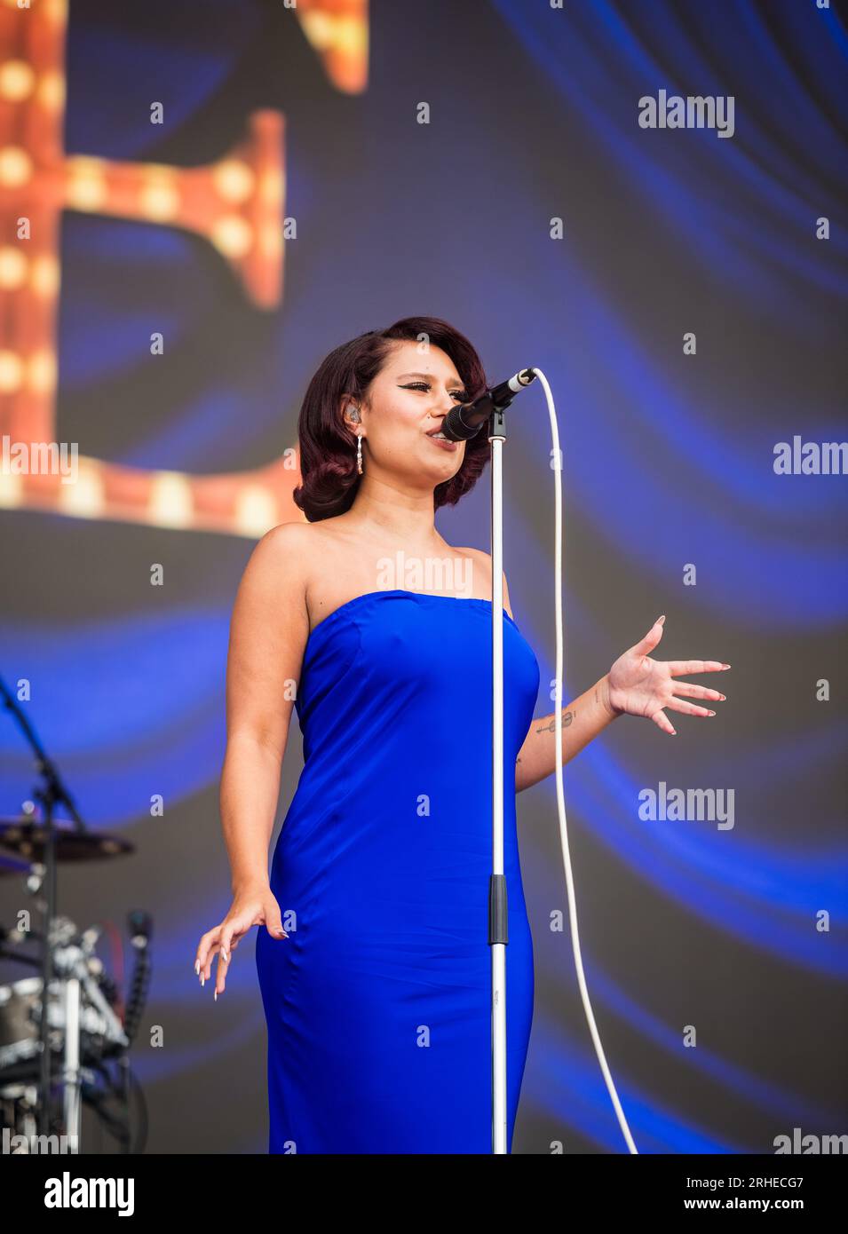 Die britische Sängerin Raye tritt live auf der Hauptbühne in Boardmaster's 2023, Newquay, Cornwall auf Stockfoto