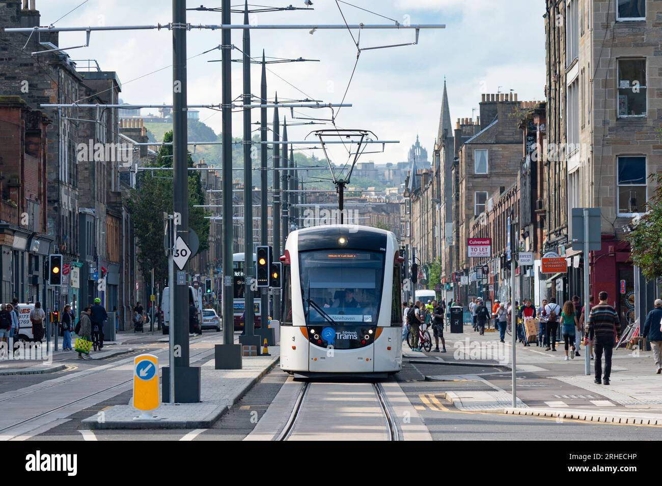 Straßenbahn von Edinburgh auf dem Leith Walk in Leith, Edinburgh, Schottland, Großbritannien Stockfoto