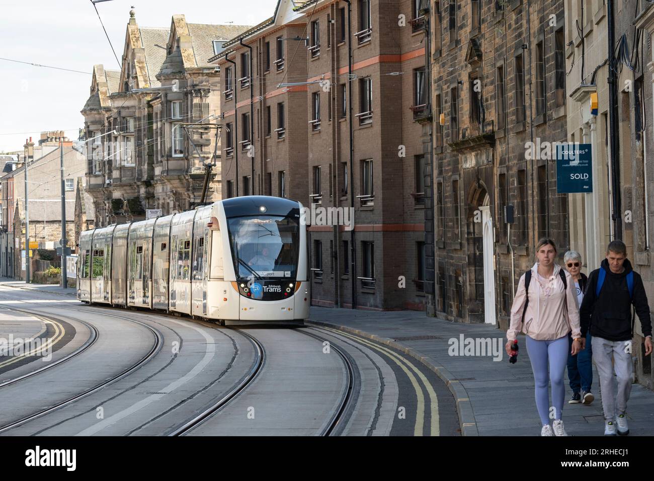 Straßenbahn von Edinburgh auf der Constitution Street in Leith, Edinburgh, Schottland, Großbritannien Stockfoto