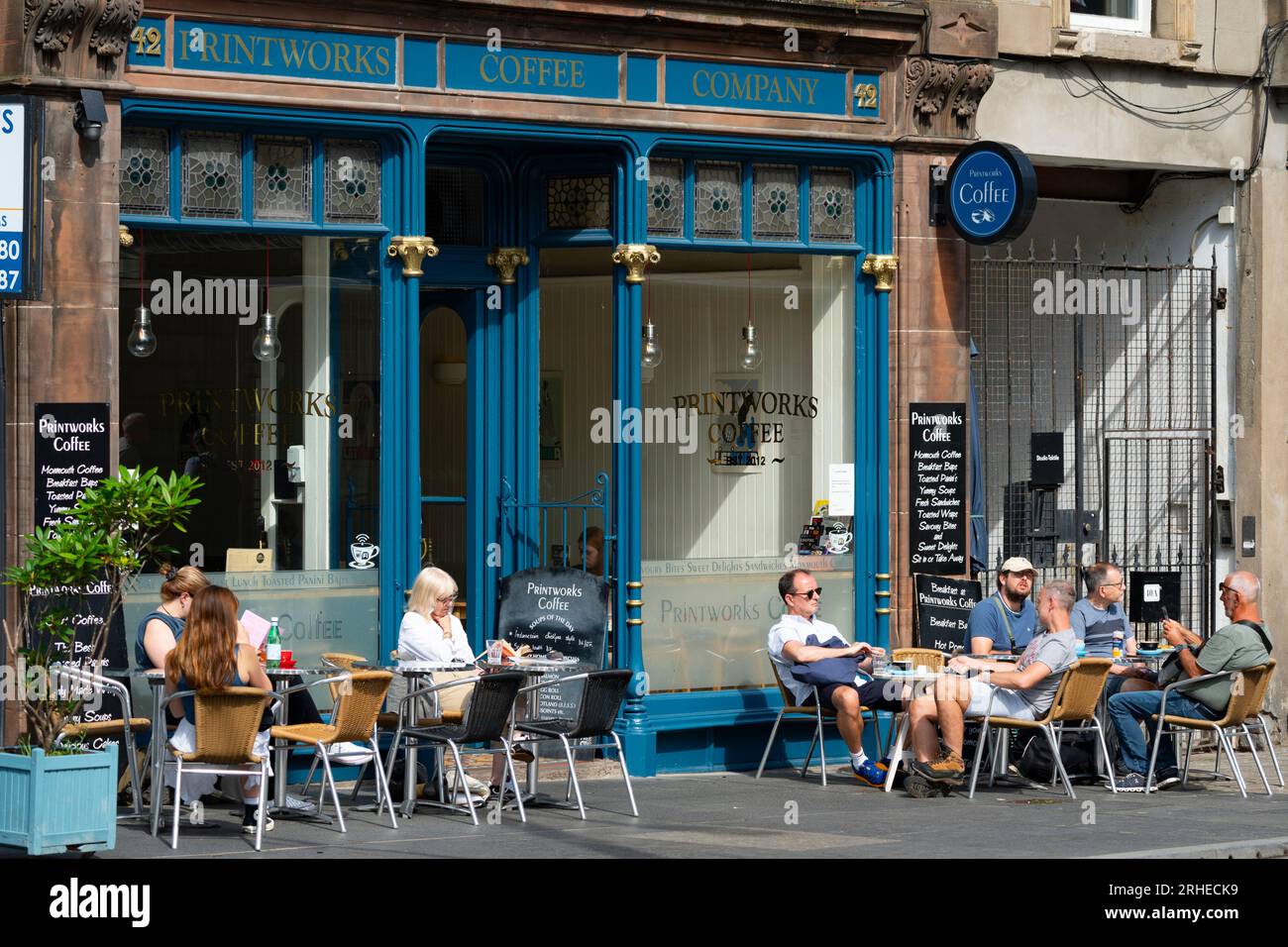 Außenansicht des Printworks Coffee Cafe in der Constitution Street in Leith, Edinburgh, Schottland, Großbritannien Stockfoto