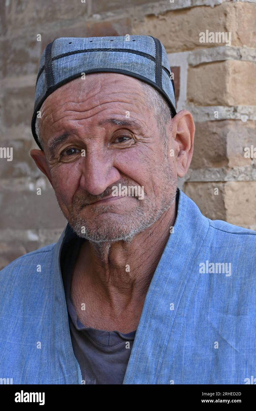 Porträt eines alten usbekischen Mannes mit Hut in Buchara, Usbekistan Stockfoto