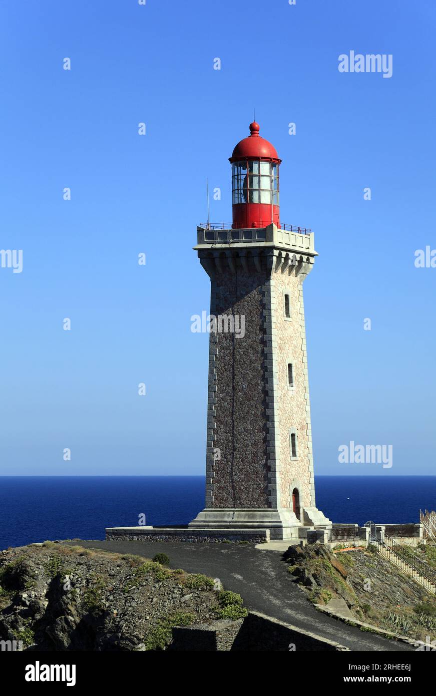 Der Cap Bear Lighthouse, ein historisches Denkmal, ist 80 Meter hoch. Port-Vendres, Occitanie, Frankreich Stockfoto