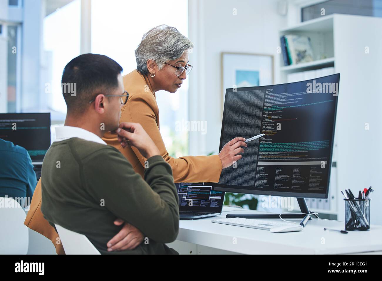 Coaching, Mentor und Programmierer mit Geschäftsleuten und Computern für Programmierung, Entwickler oder Informationstechnologie. Besprechung, Code-Prüfung und Feedback Stockfoto