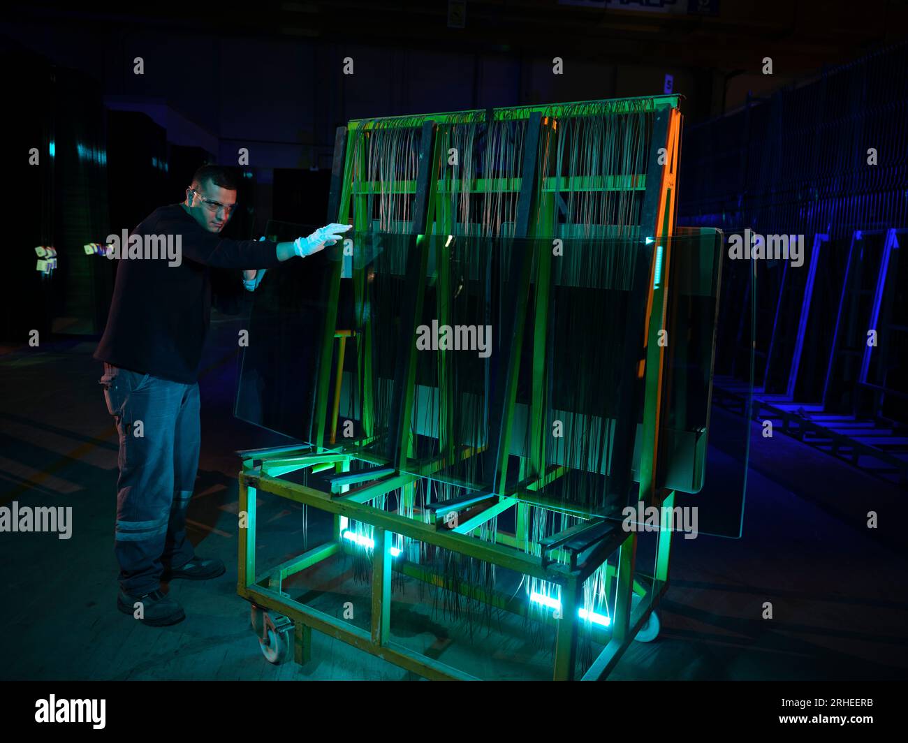 Produktionslinie eines Kfz-Windschutzscheibenwerks. Auto-Windschutzscheibe-Fabrik .Autoglas auf der Produktionslinie in einer Glasfabrik Stockfoto