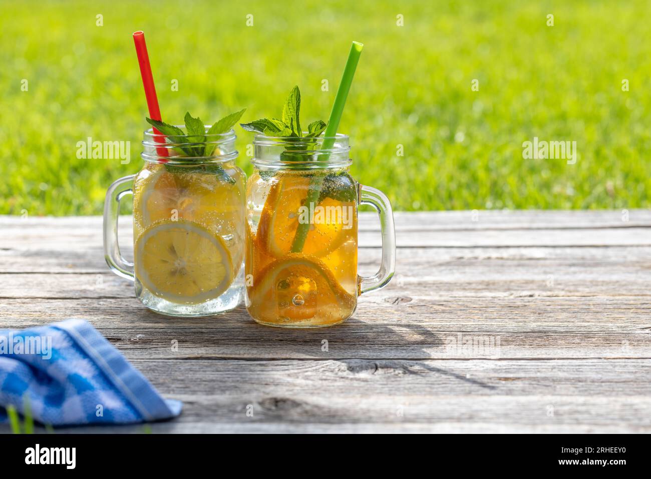 Erfrischende hausgemachte Limonade auf einem Gartentisch im Freien. Kalter Sommerdrink Stockfoto