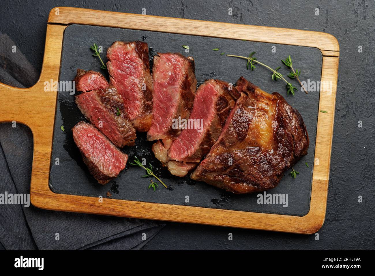 Köstlich saftiges Ribeye Steak mit Rinderscheiben, perfekt zubereitet ... Köstlich saftiges Ribeye Steak mit Rinderscheiben, perfekt zubereitet ...