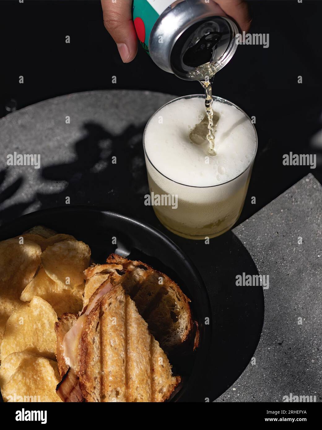 Geröstetes Brot mit Fleisch und Pommes frites, Bier im Glasbecher, kalt verzehrfertig auf Betontisch, mexiko-lateinamerika Stockfoto