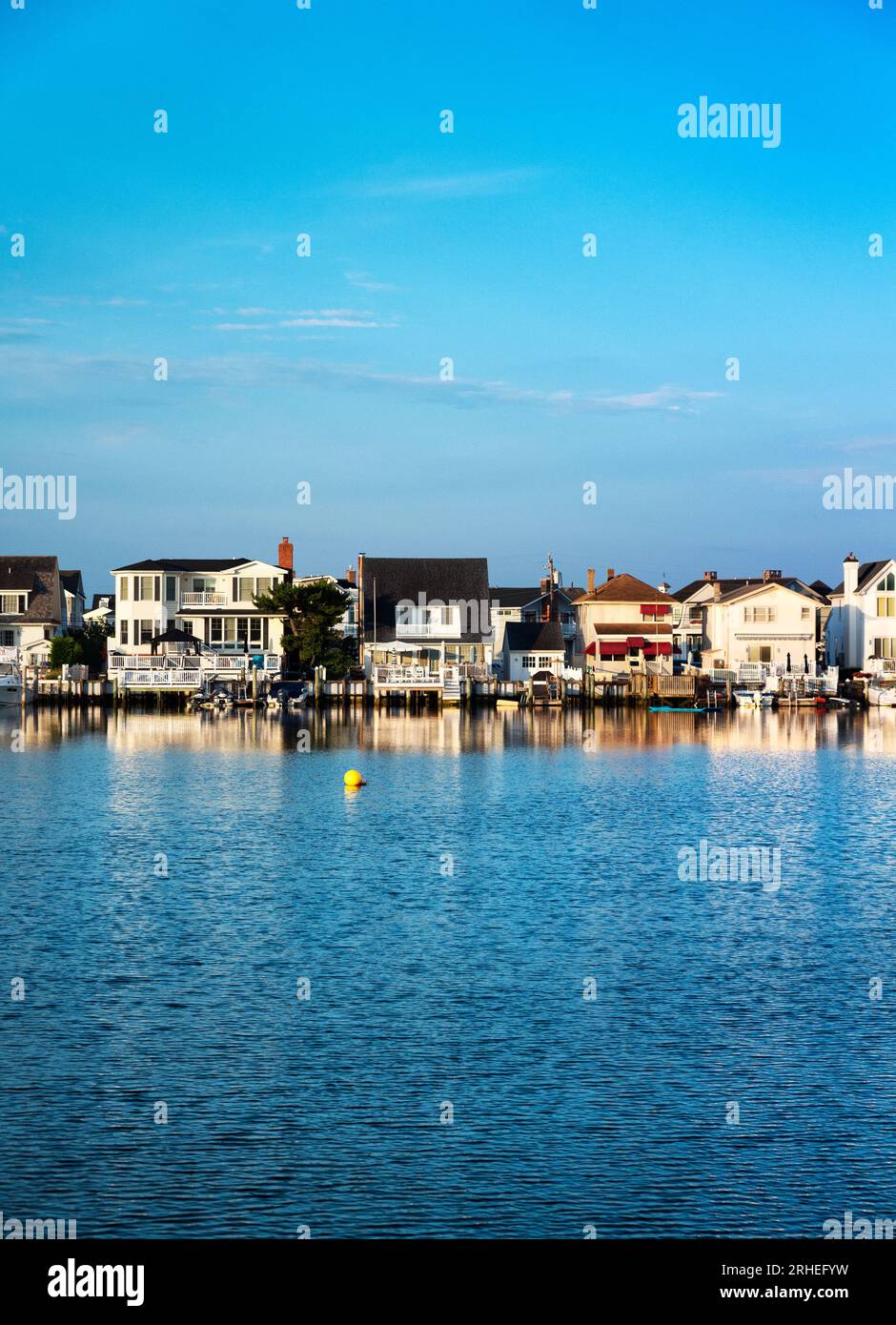 Häuser am Ufer der Bucht in Stone Harbor. Stockfoto