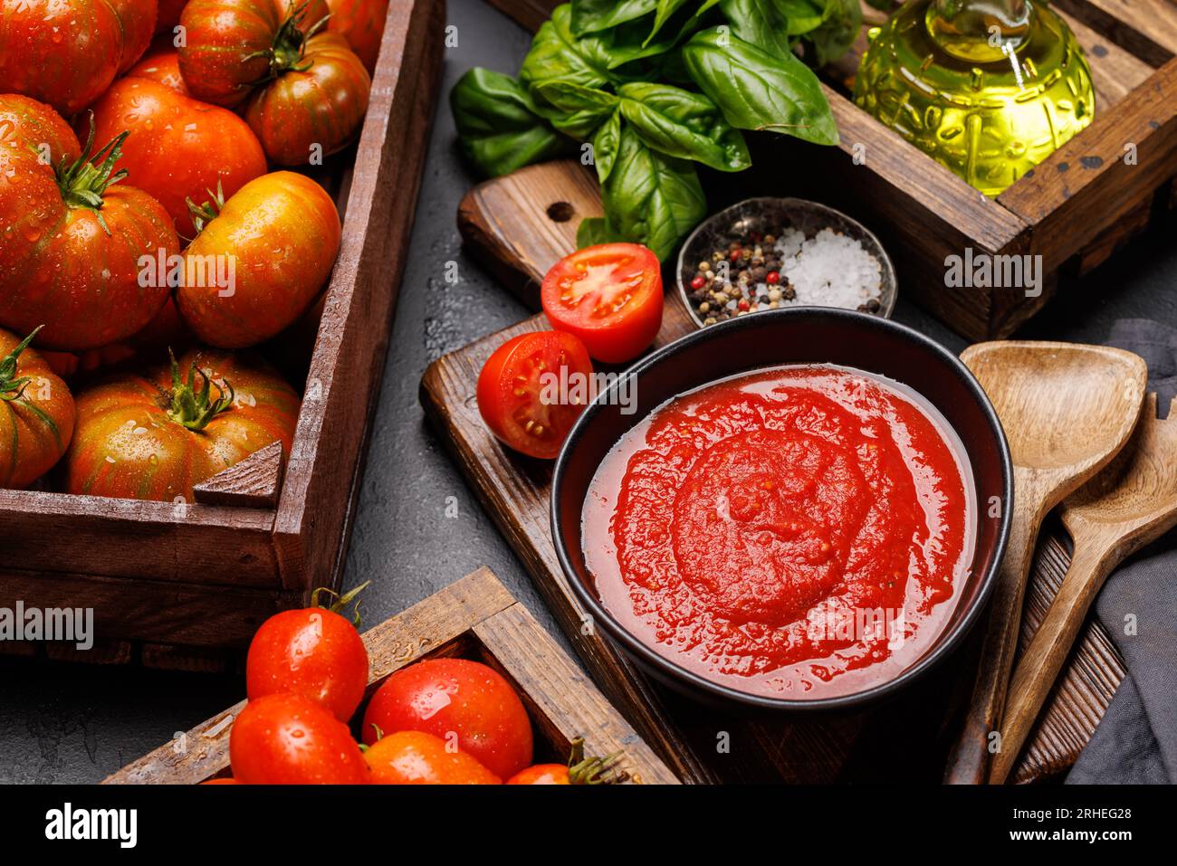 Reichhaltige hausgemachte Tomatensauce und Zutaten Stockfoto
