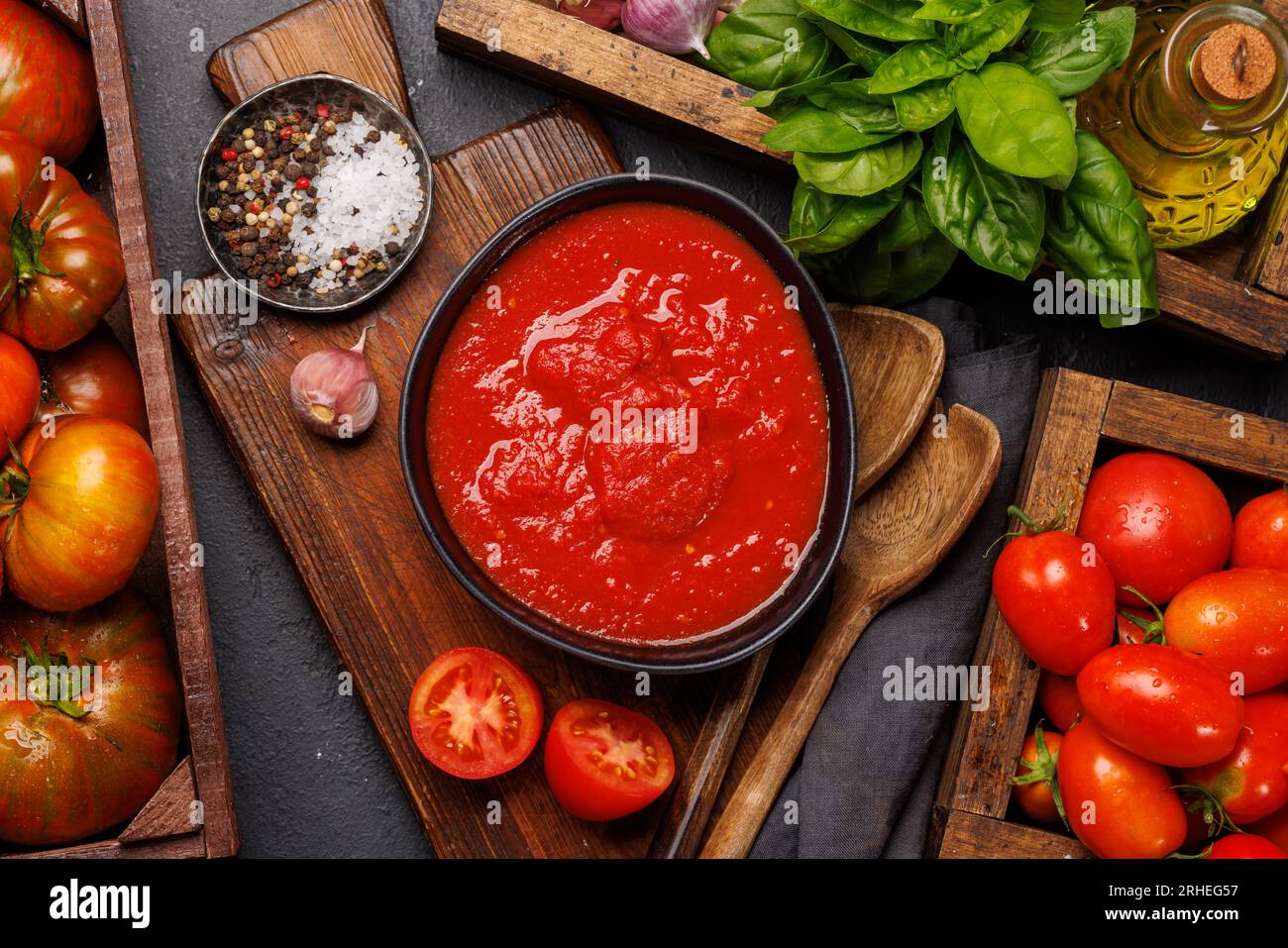 Reichhaltige hausgemachte Tomatensauce und Zutaten. Flach liegend Stockfoto