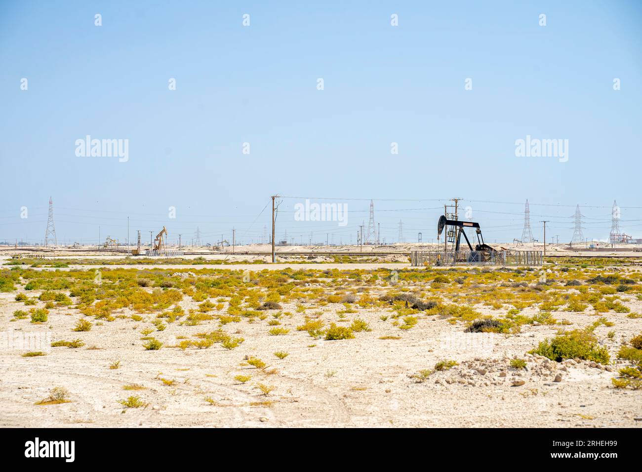 Infrastruktur des Bahrain-Ölfeldes - Pumpenheber, Ölpferd, Ölbock, Strahlpumpe zur Förderung von Rohöl aus der Ölquelle in der Wüste von Bahrain Stockfoto