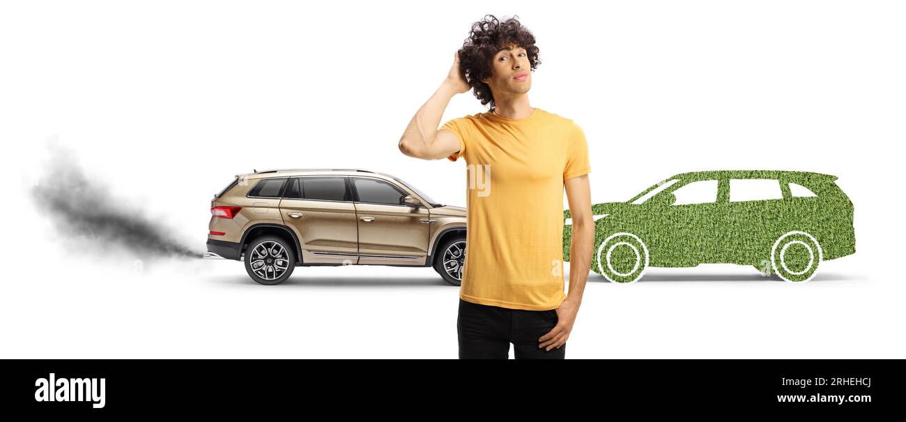 Ein pensiver Typ steht vor einem Fahrzeug mit Abgas und einem grünen elektrischen SUV, isoliert auf weißem Hintergrund Stockfoto