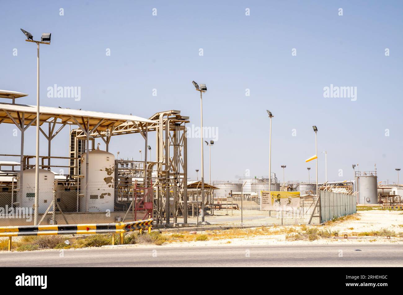 Wasseraufbereitungsanlage, Ölfeld in Bahrain. Die Öl- und Wasseraufbereitungsanlage wurde 2012 von Tatweer Petroleum hergestellt Stockfoto