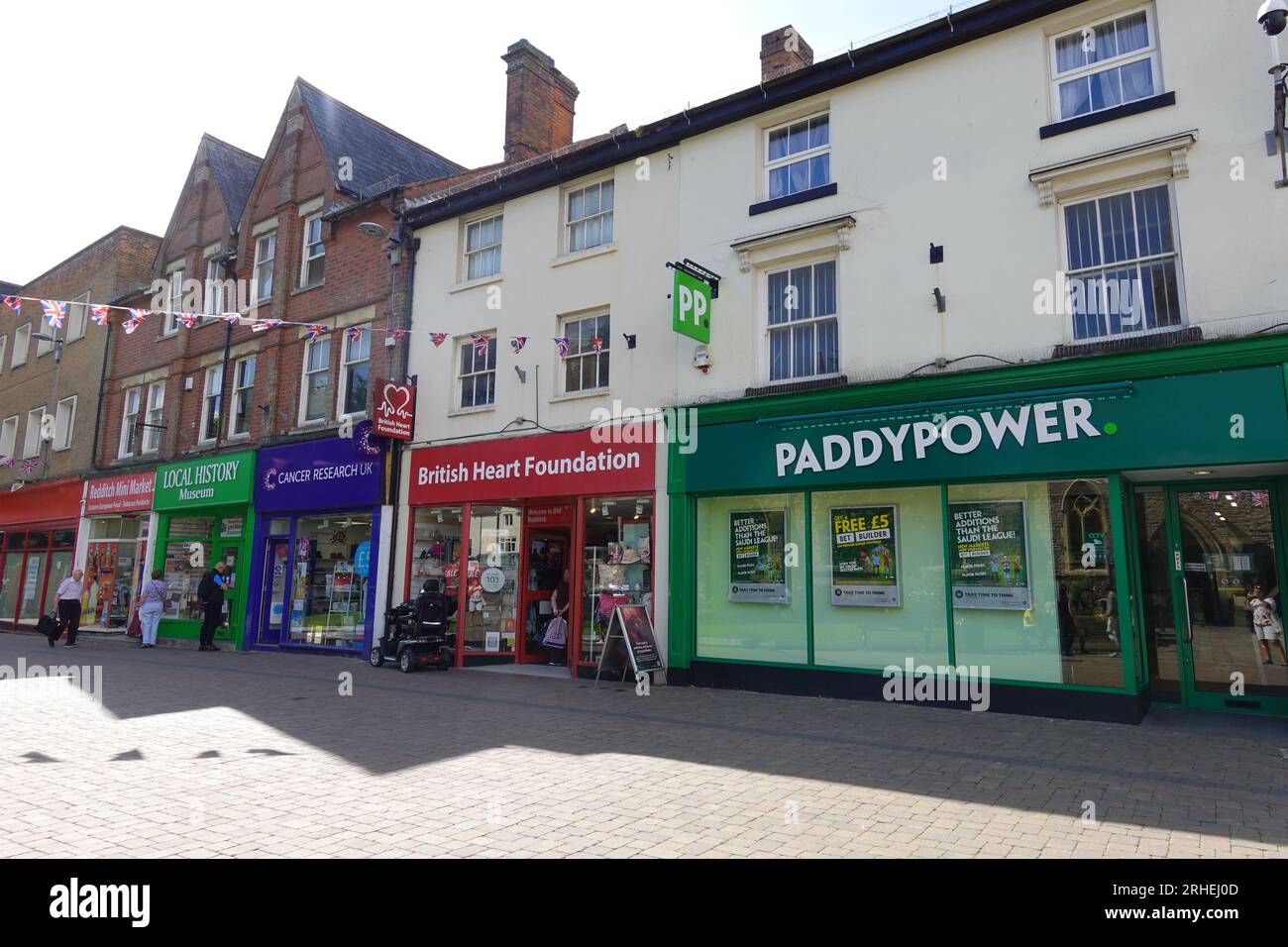 Wohltätigkeitsläden in der britischen High Street Stockfoto