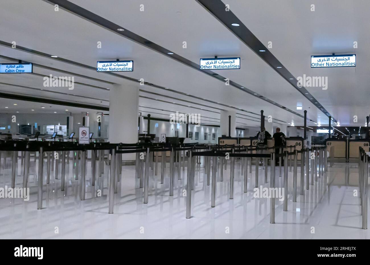 Passkontrollbereich. Die Passkontrolle befindet sich am Flughafen Bahrain. Zeichen anderer Nationalitäten. Stockfoto