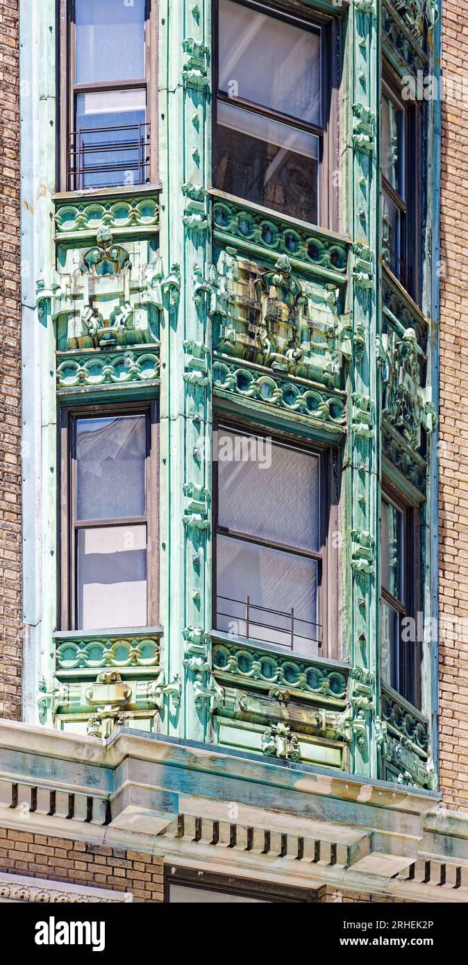 Detail, Bancroft Hall, erbaut 1910 in der 509 W 121st St. im Viertel Morningside Heights in Manhattan. Heute ist es ein Studentenwohnheim am Columbia University Teachers College. Stockfoto