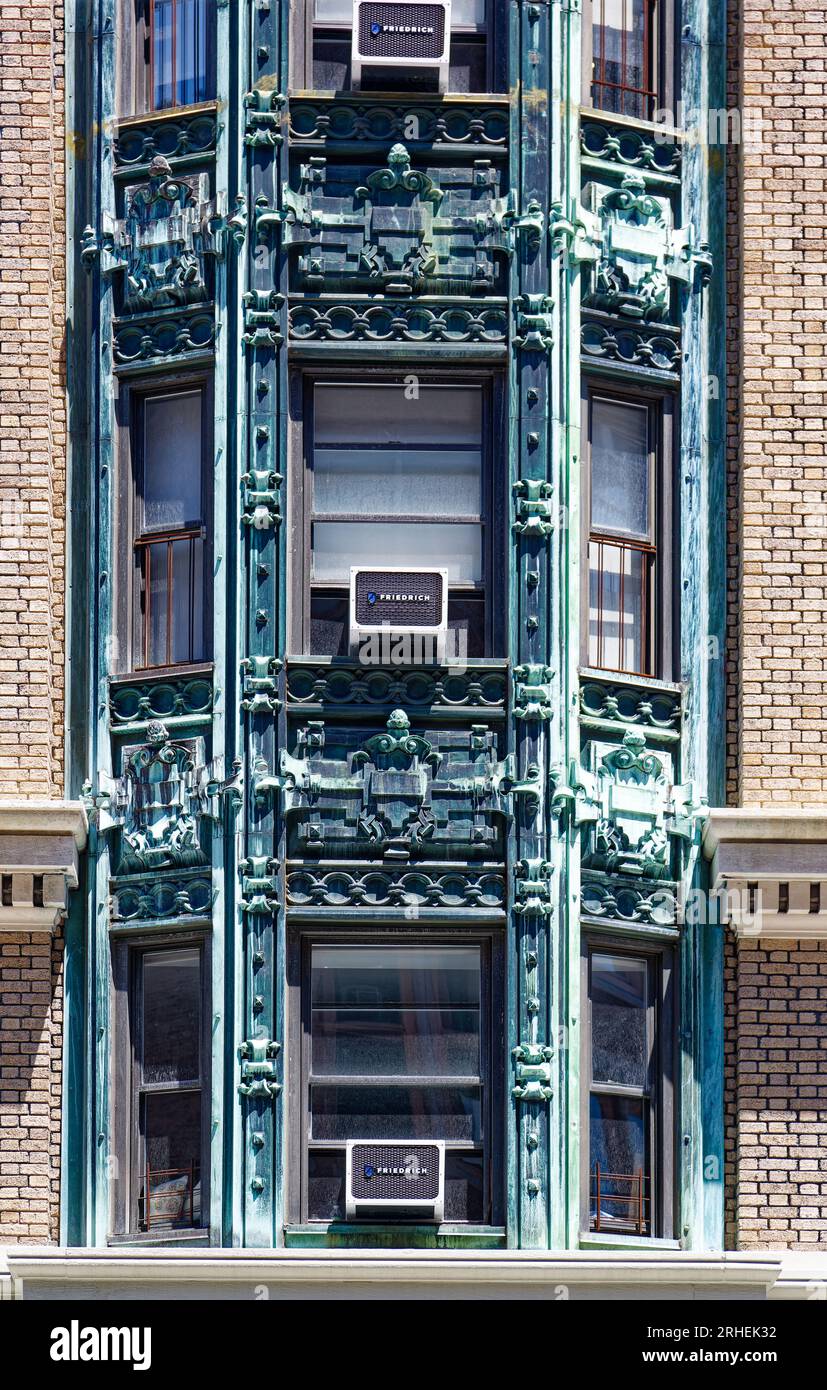 Detail, Bancroft Hall, erbaut 1910 in der 509 W 121st St. im Viertel Morningside Heights in Manhattan. Heute ist es ein Studentenwohnheim am Columbia University Teachers College. Stockfoto