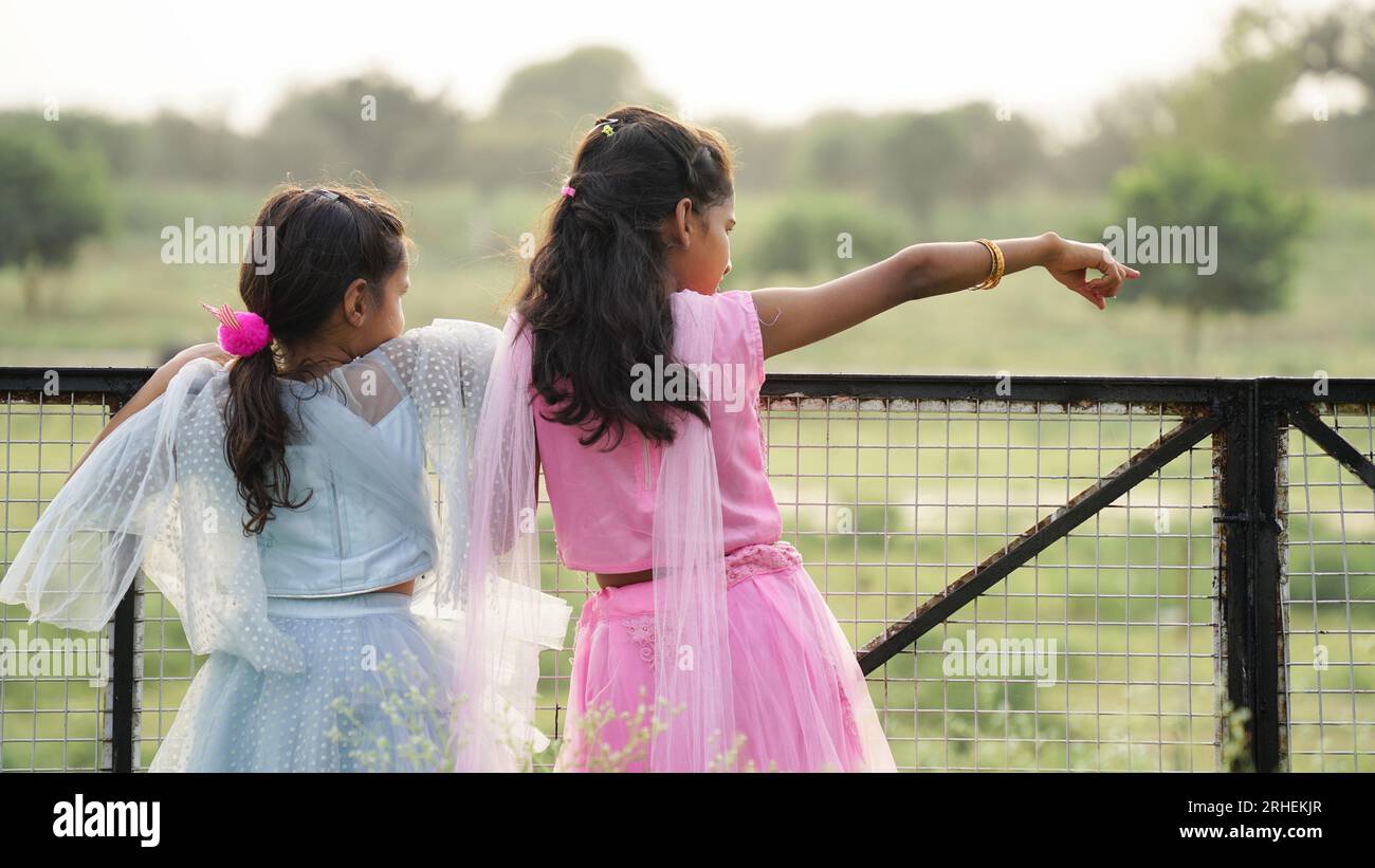 Gruppe fröhlicher, verspielter indischer Kinder, die im Frühlingspark im Freien spielen. Asiatische Kinder spielen im Garten. Sommerferien. Stockfoto